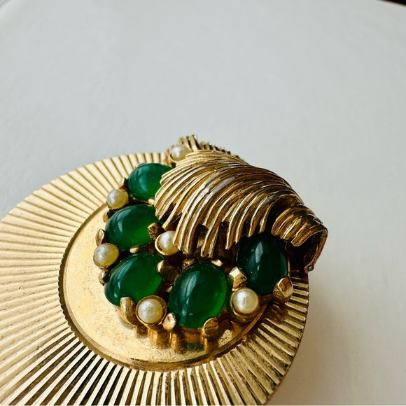 Vintage Signed BOUCHER Designer Circle Gold w Emerald & Pearl Pin Brooch - Picture 3 of 9